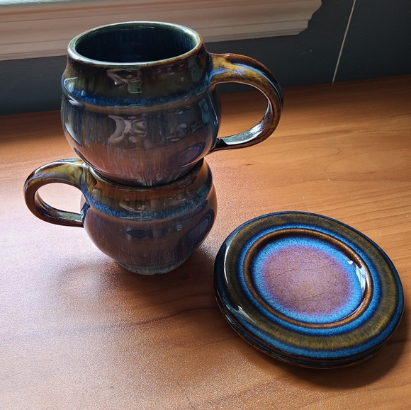 Signed pottery mugs and saucers - Picture 5 of 8